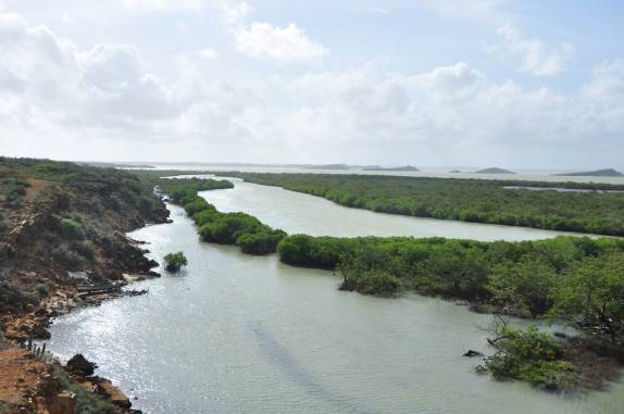 Braço de mar ao lado de nosso rancho na península de La Guajira, na Colômbia